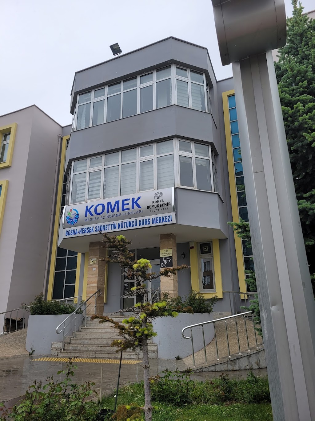 Komek Yüzme Havuzu