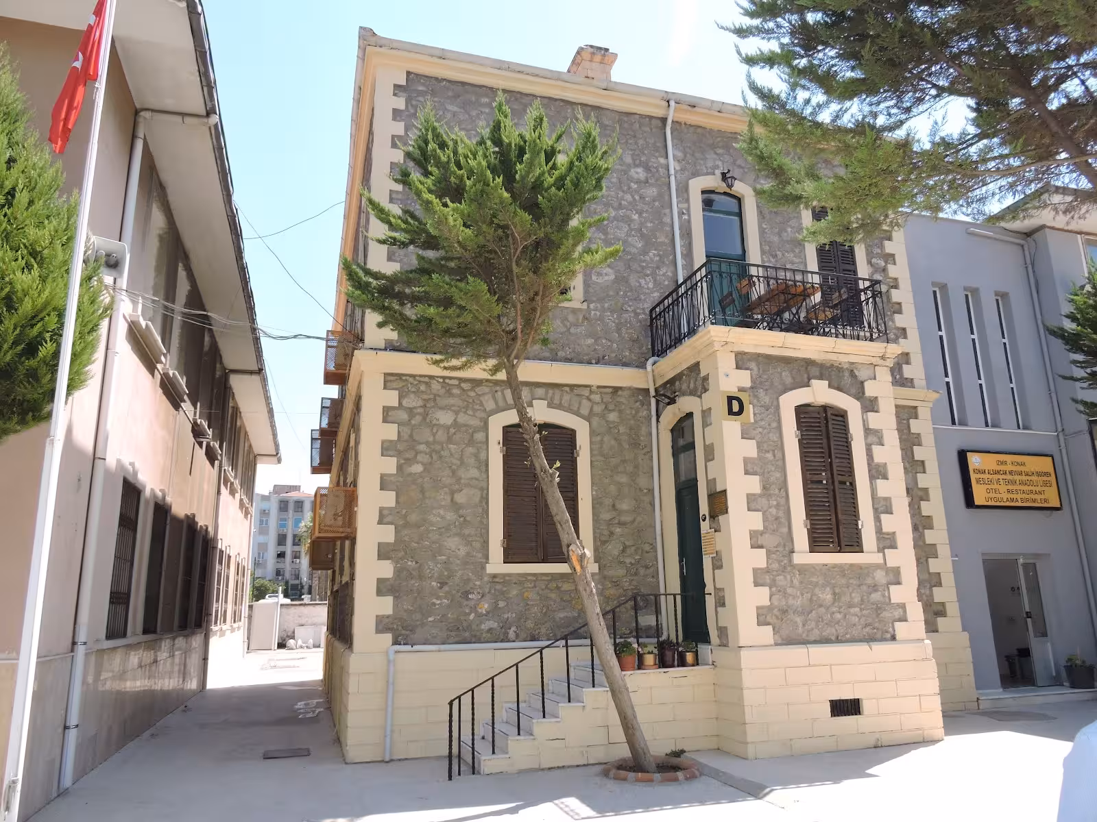 Alsancak Nevvar Salih İşgören Mesleki ve Teknik Anadolu Lisesi - görsel 1