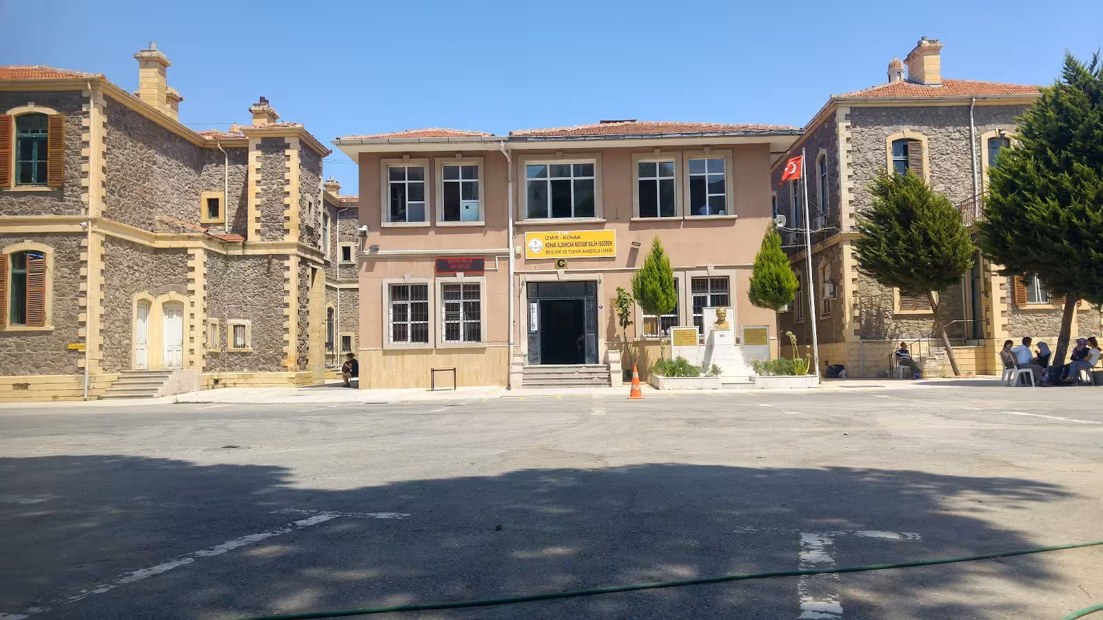 Alsancak Nevvar Salih İşgören Mesleki ve Teknik Anadolu Lisesi - görsel 2