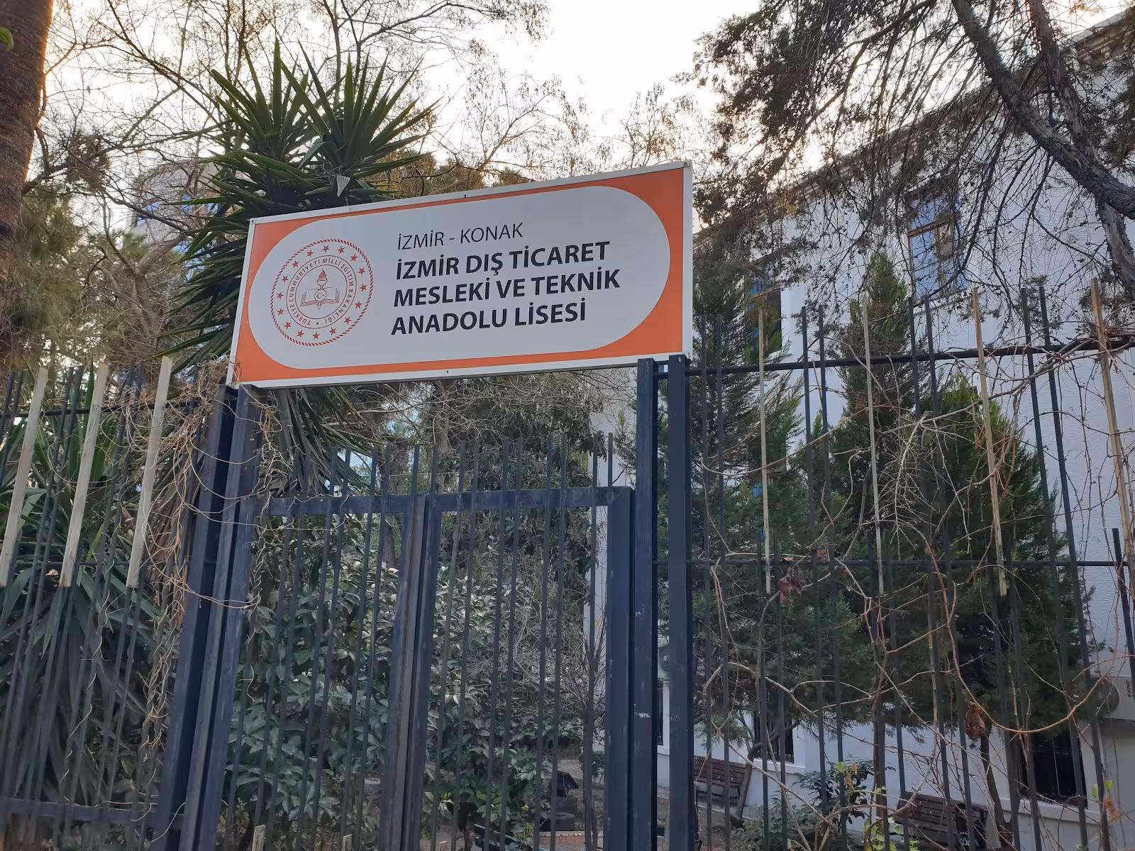 İzmir Dış Ticaret Mesleki ve Teknik Anadolu Lisesi - görsel 2