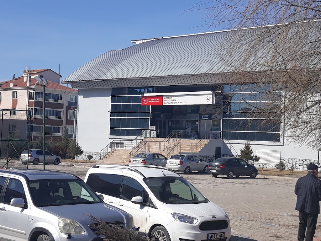 Yarı olimpik kapalı yüzme havuzu