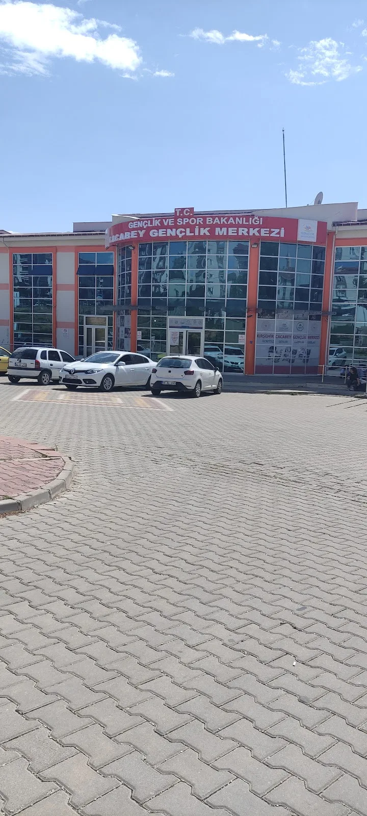 KIRŞEHİR GENÇLİK VE SPOR İL MÜDÜRLÜĞÜ YÜZME HAVUZU — Yüzme Havuzları, Merkez · fotoğraf 1