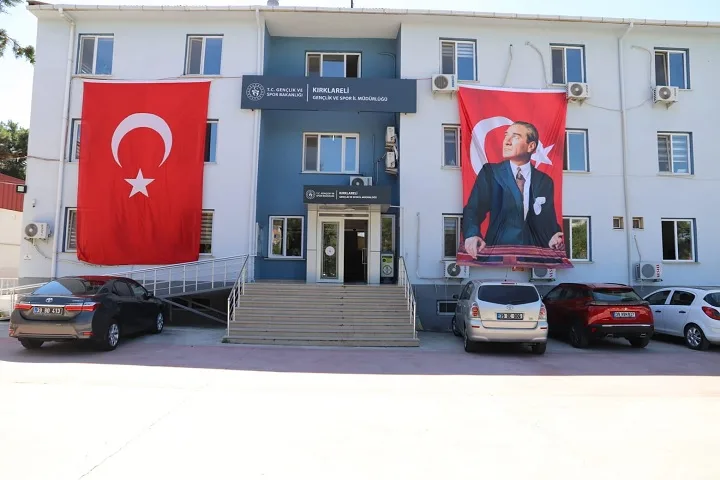 GSB KIRKLARELİ GENÇLİK MERKEZİ — Yüzme Havuzları, Merkez · fotoğraf 1