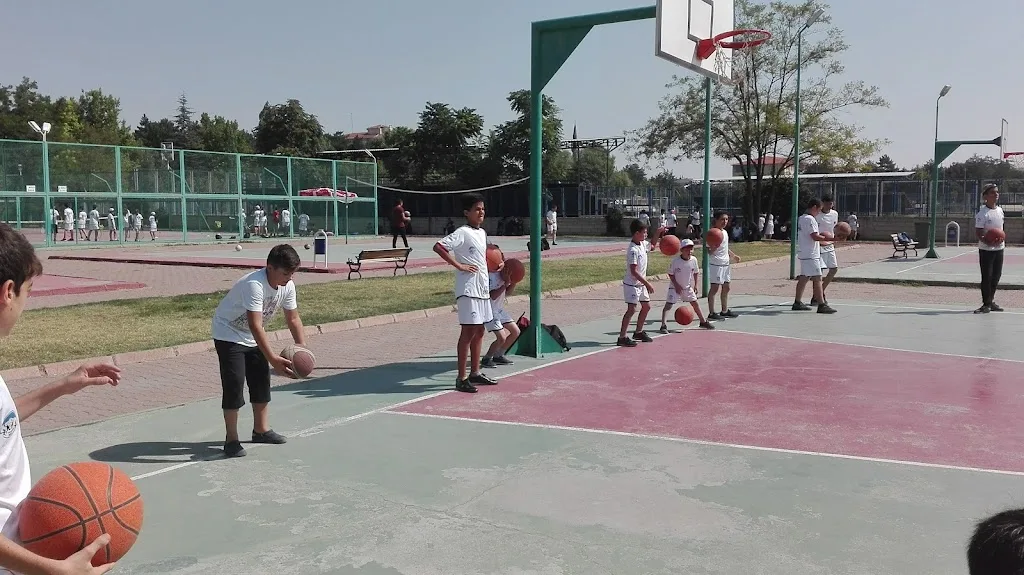 Sümer Yüzme Havuzu ve Spor Merkezi — Yüzme Havuzları, Kocasinan · fotoğraf 1