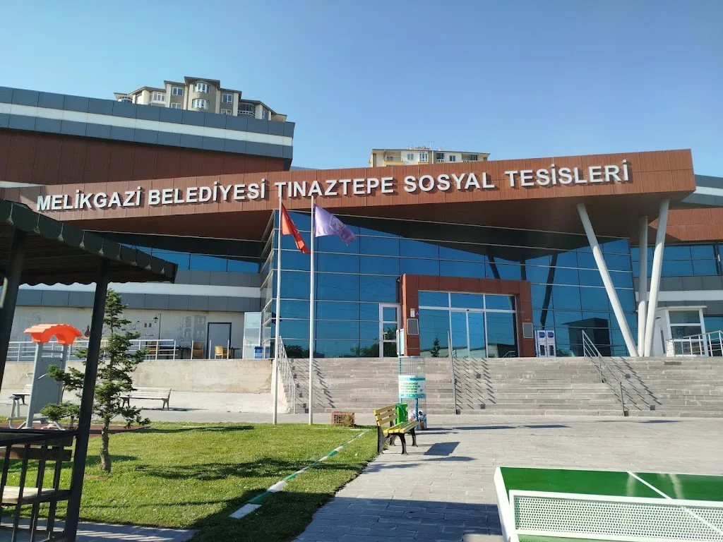 Melikgazi Belediyesi Tınaztepe Sosyal Tesisleri — Yüzme Havuzları, Melikgazi · fotoğraf 1