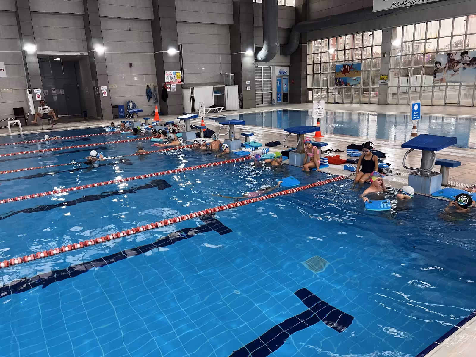 Turgut Özakman Yüzme Havuzu ve Spor Tesisi — Yüzme Havuzları, Yenimahalle · fotoğraf 1