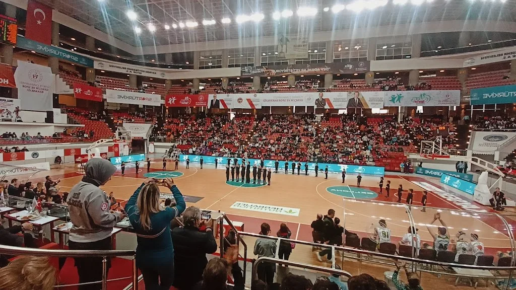 Kadir Has Kongre Merkezi Spor Salonu — Yüzme Havuzları, Kocasinan · fotoğraf 1