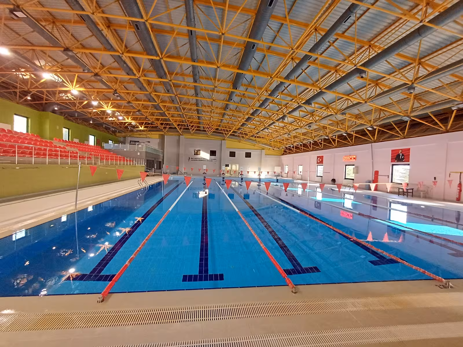Kocaeli Üniversitesi Kapalı Yüzme Havuzu — Yüzme Havuzları, İzmit · fotoğraf 1