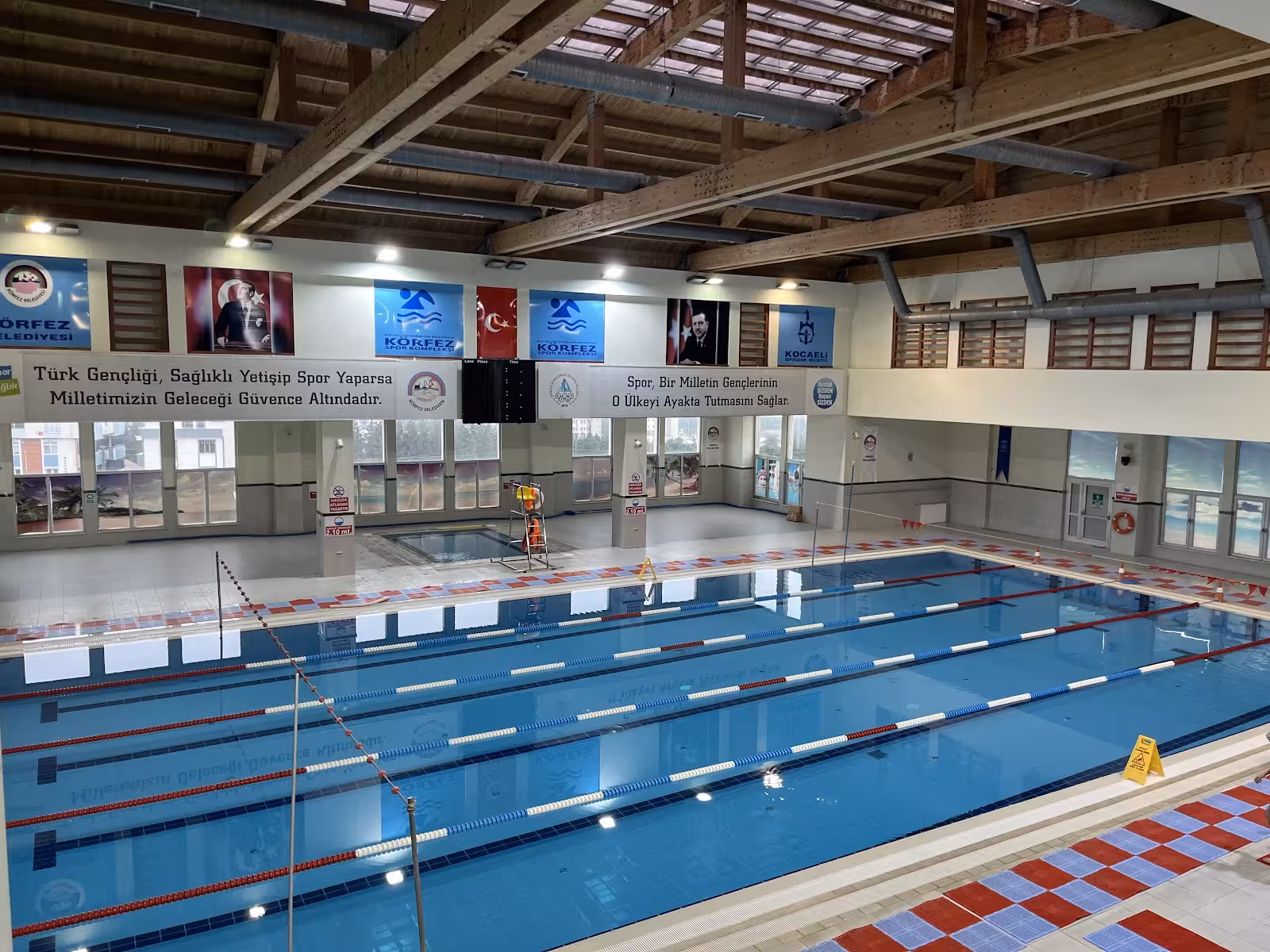 Körfez Belediyesi Yüzme Havuzu Ve Spor Kompleksi — Yüzme Havuzları, Körfez · fotoğraf 1
