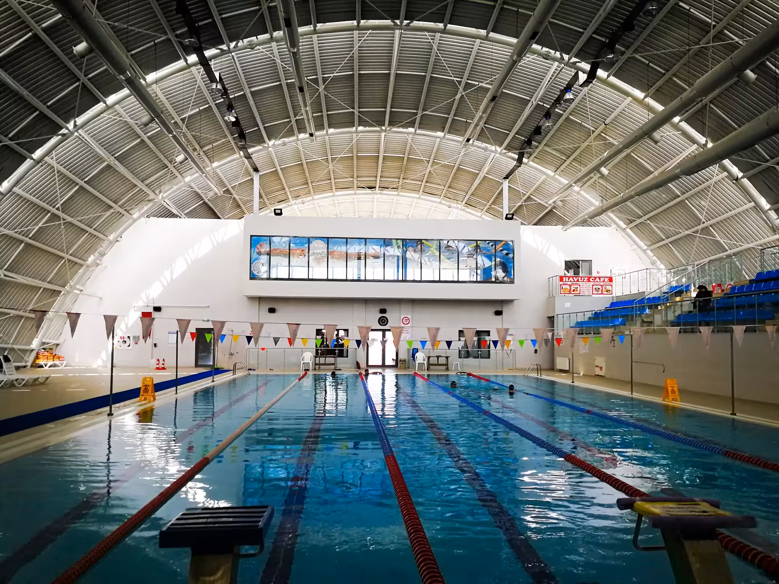 Başiskele Belediyesi Yeniköy Yarı Olimpik Kapalı Yüzme Havuzu — Yüzme Havuzları, Başiskele · fotoğraf 2