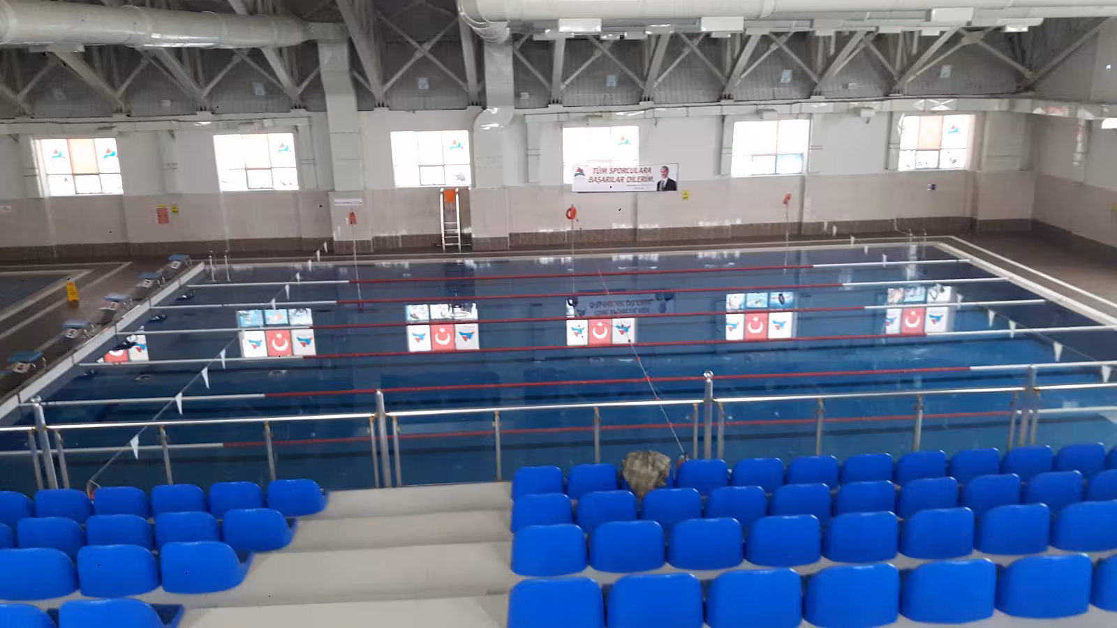 Sağlık Kültür Ve Spor Daire Başkanlığı Kapalı Yüzme Havuzu Ve Bowling Salonu — Yüzme Havuzları, Merkez · fotoğraf 1