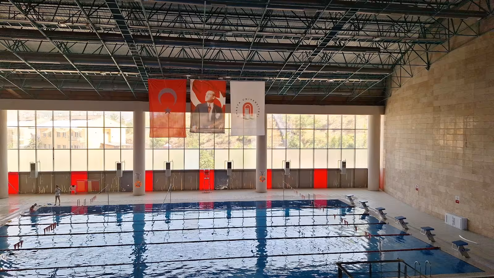 Amasya Üniversitesi Yarı Olimpik Kapalı Yüzme Havuzu — Yüzme Havuzları, Merkez · fotoğraf 1