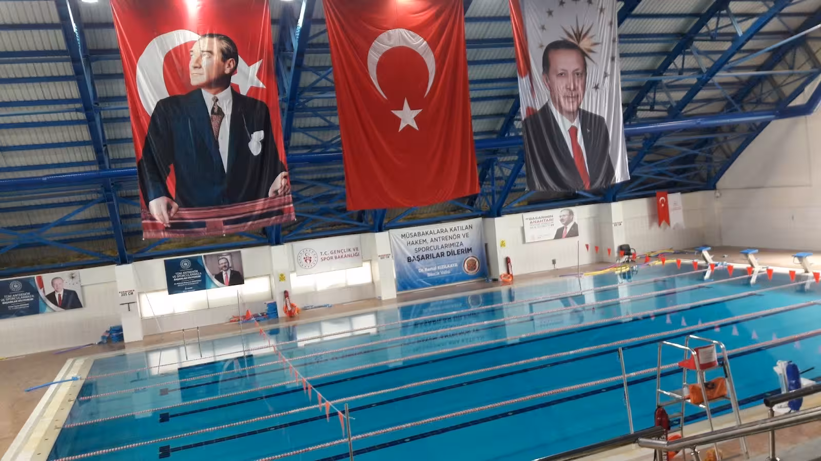 Kapalı Yuzme Havuzu — Yüzme Havuzları, Merkez · fotoğraf 1