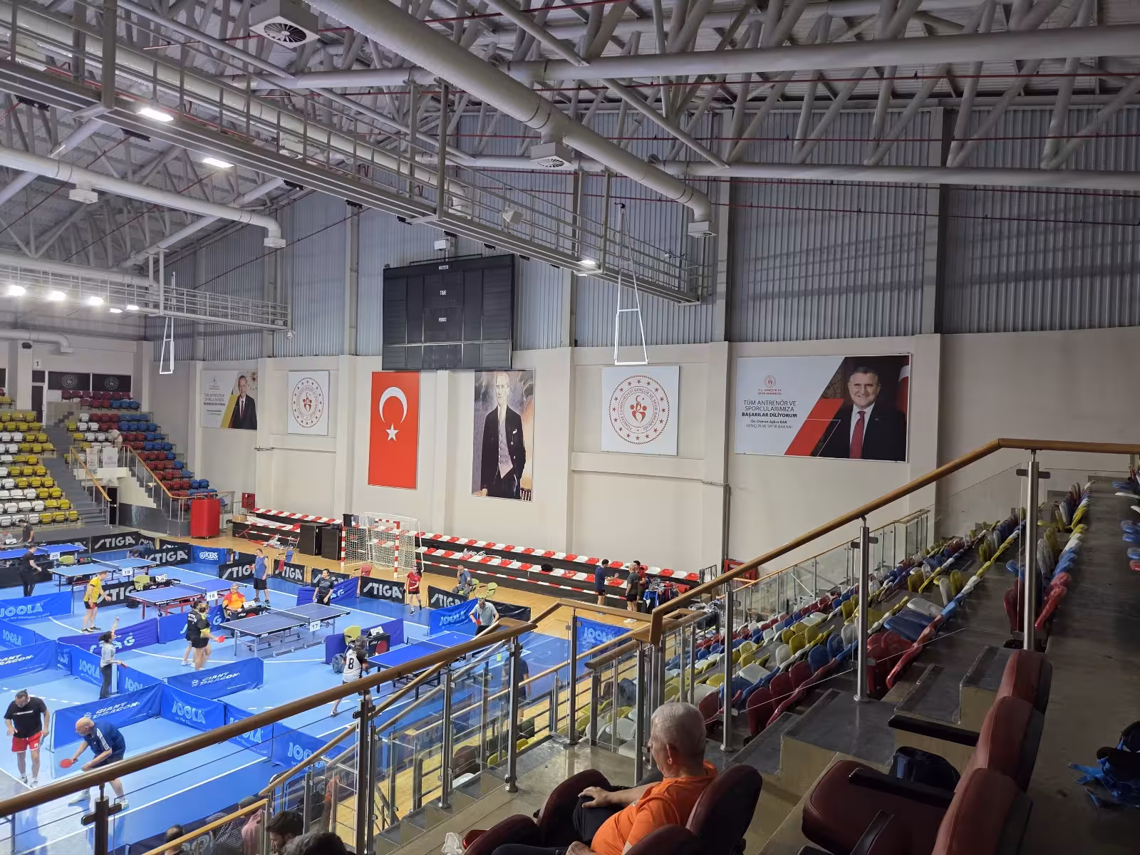 Karaçayır Kapalı Spor Salonu — Yüzme Havuzları, Merkez · fotoğraf 1