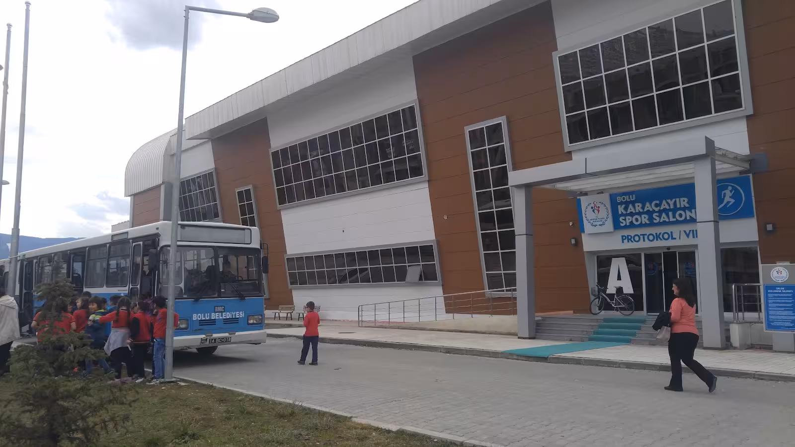 Karaçayır Kapalı Spor Salonu — Yüzme Havuzları, Merkez · fotoğraf 4