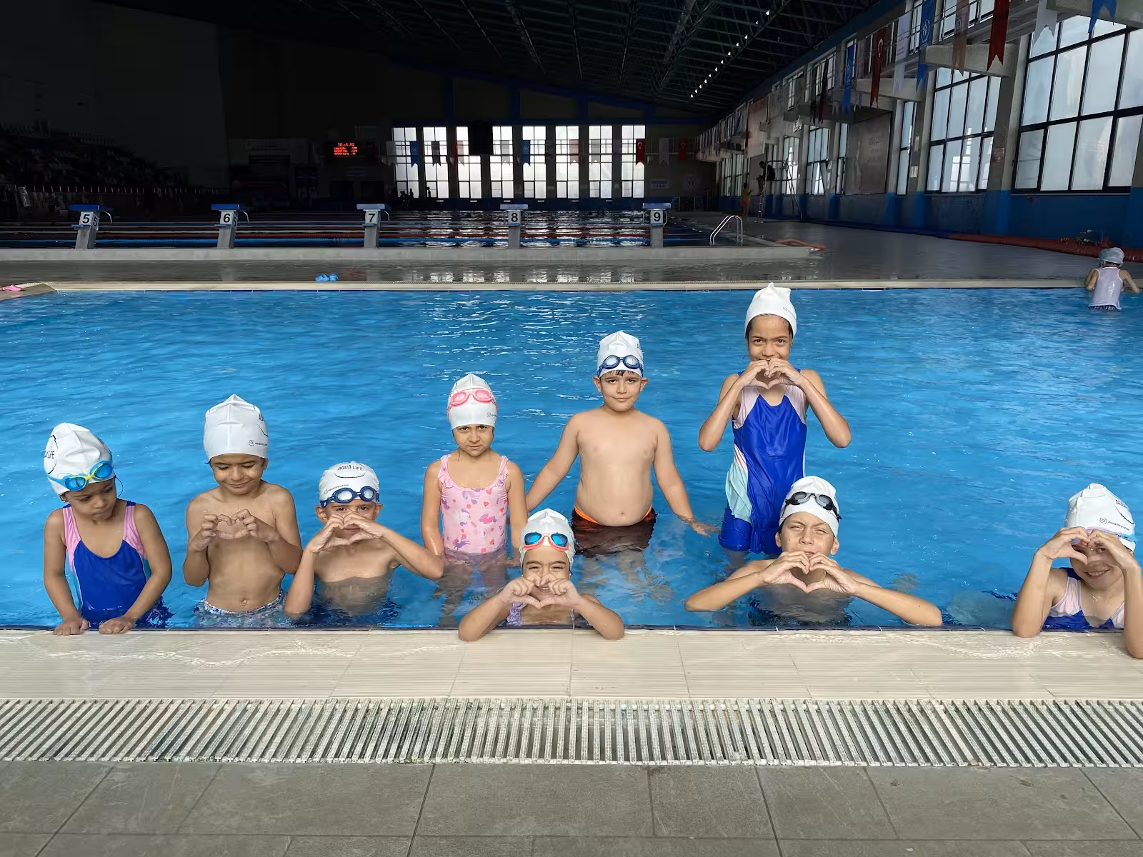 Aqua Life Yüzme Spor Kulübü — Yüzme Havuzları, Merkez · fotoğraf 2