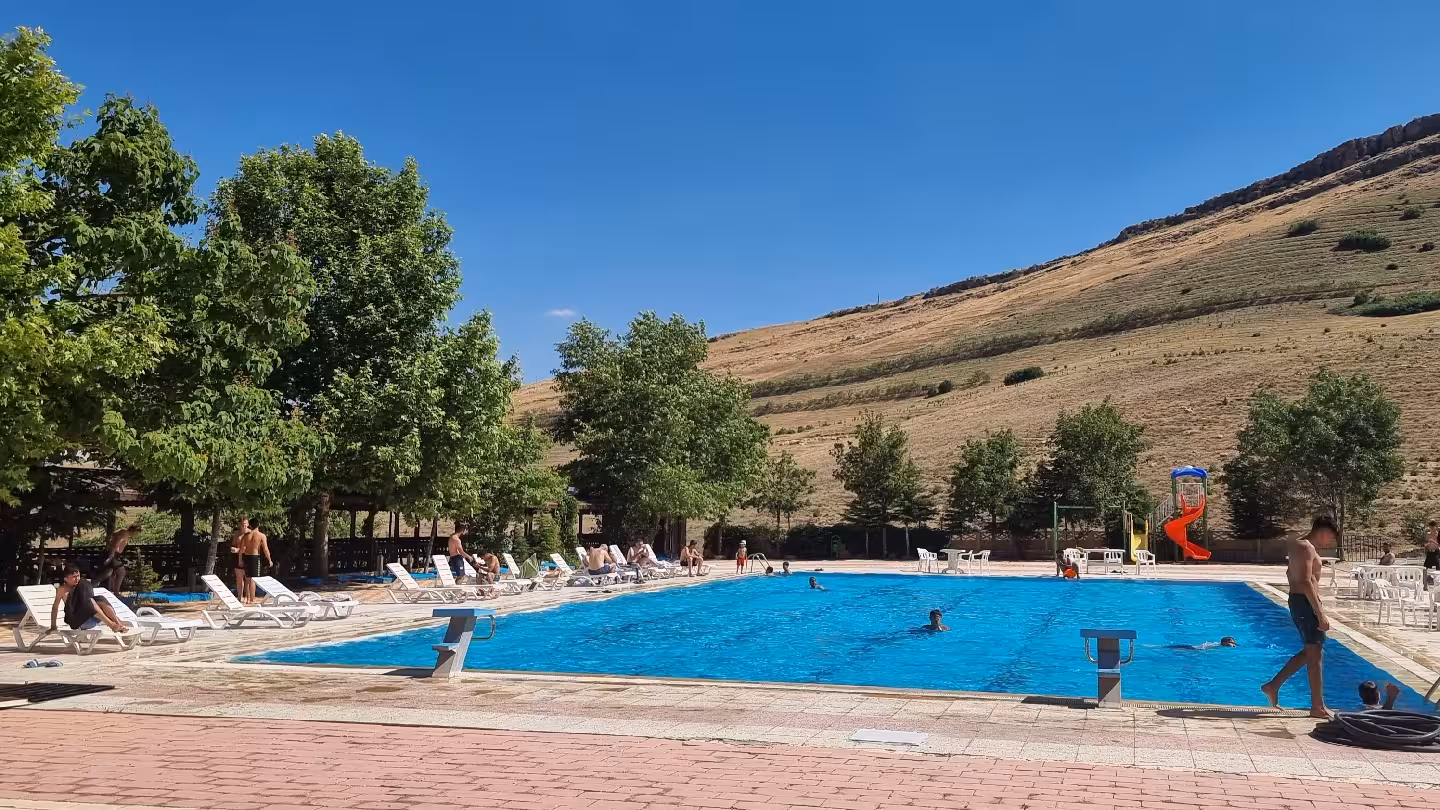 Şahmiran yüzme havuzu Ve Düğün salonu sosyal tesisleri — Yüzme Havuzları, Kovancılar · fotoğraf 1
