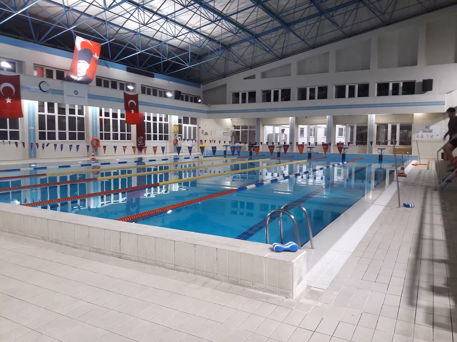 Kapalı Yüzme Havuzu — Yüzme Havuzları, Tepebaşı · fotoğraf 1