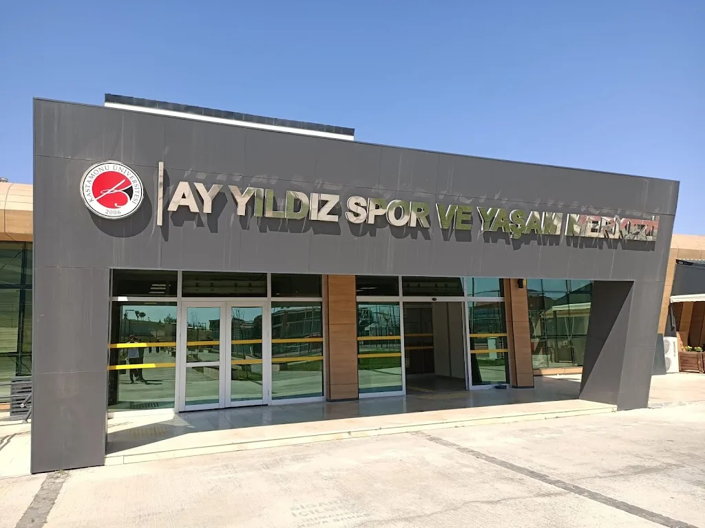 Ay Yıldız Spor ve Yaşam Merkezi — Yüzme Havuzları, Merkez · fotoğraf 1