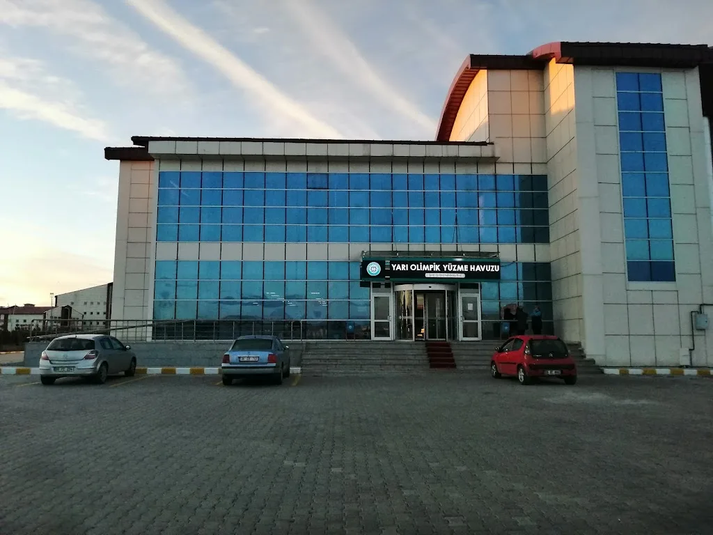 Kafkas Üniversitesi Yarı Olimpik Yüzme Havuzu — Yüzme Havuzları, Merkez · fotoğraf 1