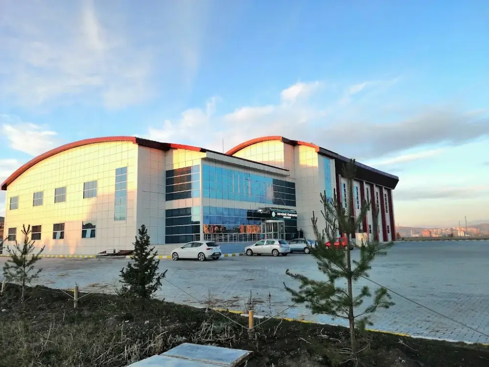 Kafkas Üniversitesi Yarı Olimpik Yüzme Havuzu — Yüzme Havuzları, Merkez · fotoğraf 2