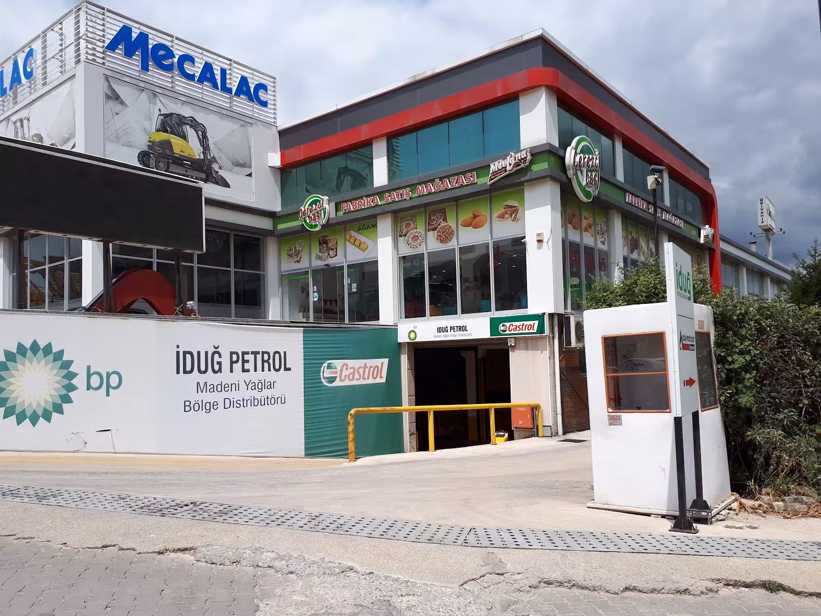 İduğ Petrol Ürünleri Ltd Şti. — Distribütörler, Konak · fotoğraf 2