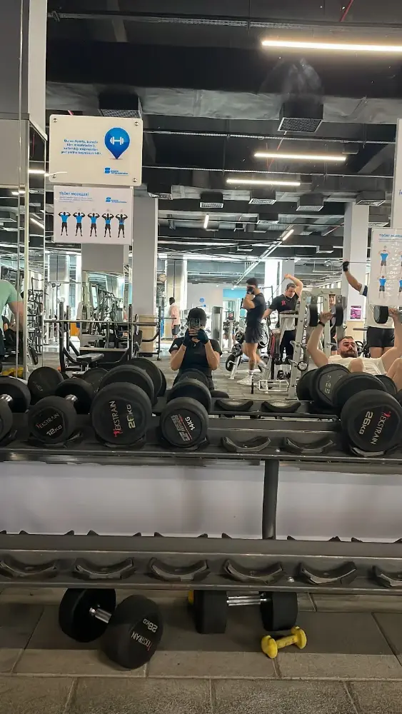 Mavişehir Sports International — Yüzme Havuzları, Karşıyaka · fotoğraf 2