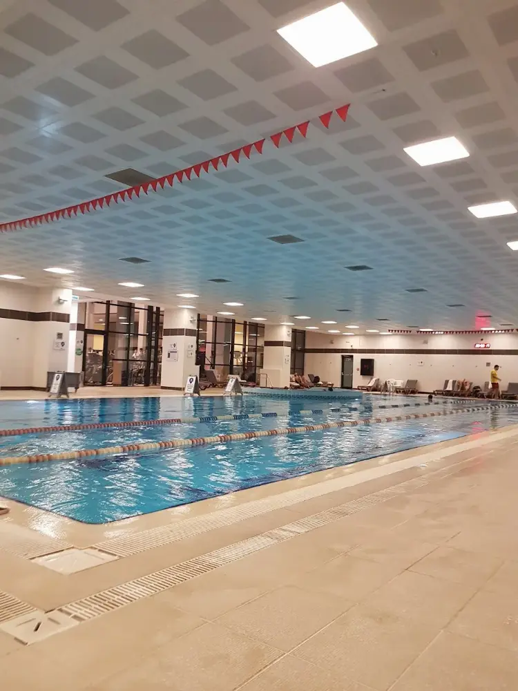 Mavişehir Sports International — Yüzme Havuzları, Karşıyaka · fotoğraf 3