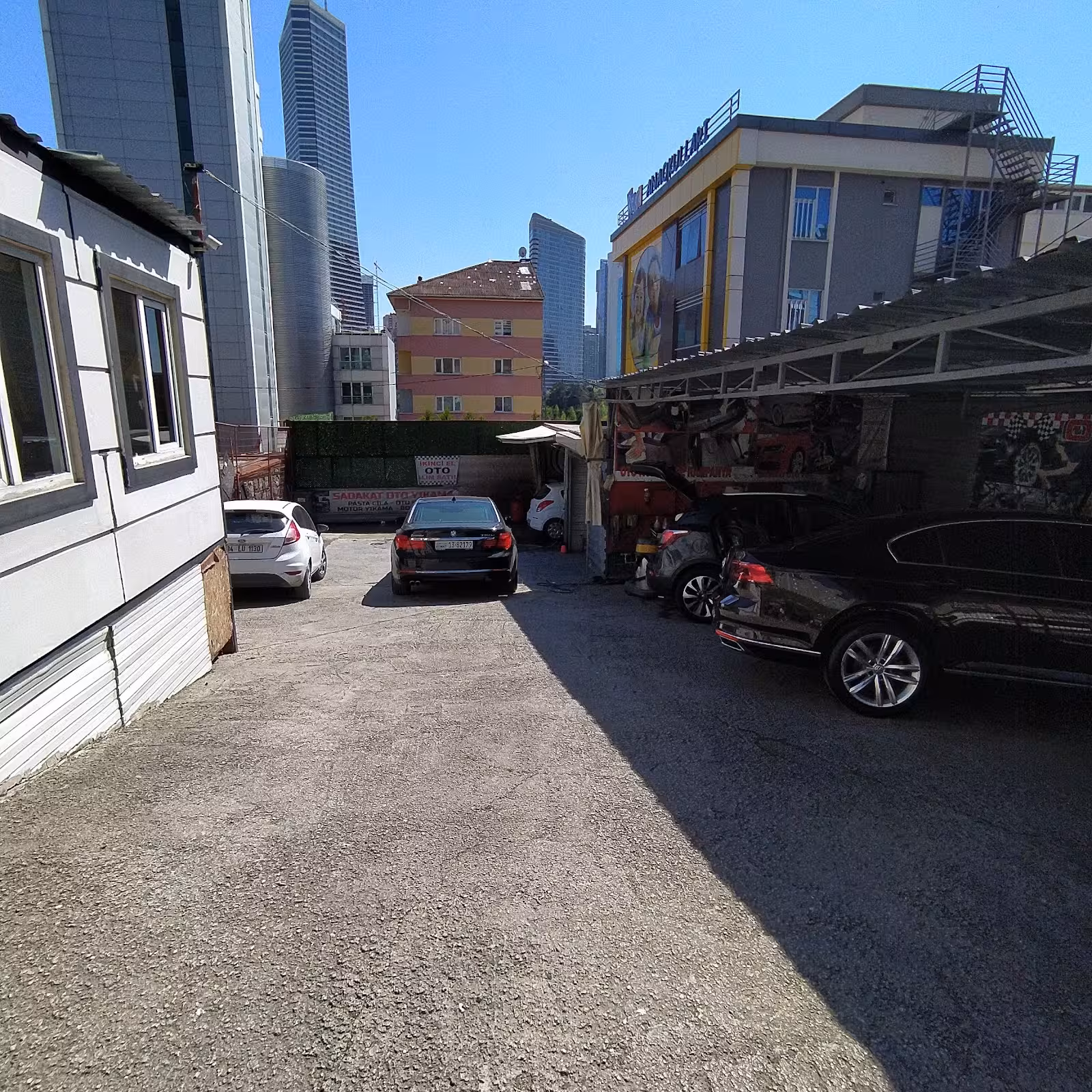 Sadakat Oto Yıkama Kuaför Pasta Cila Seramik Kaplama Sanruf Su Kaçağı PPF Kaplama — Oto Yıkama Ve Detaylı Temizlik, Ümraniye · fotoğraf 3