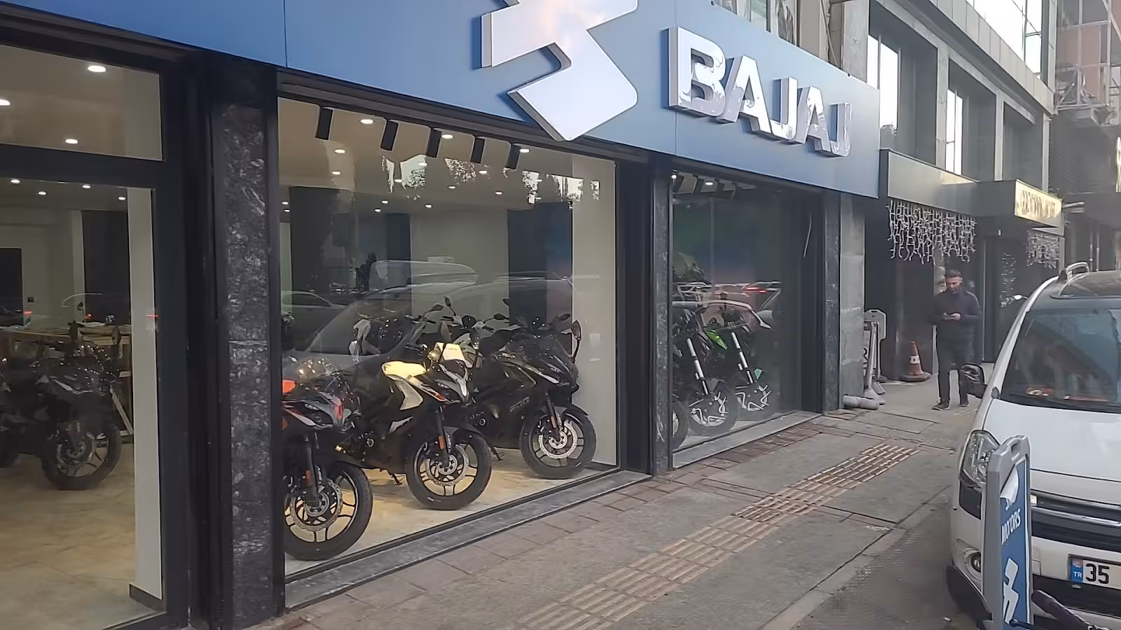 Sarp Motors Bajaj Yetkili Bayi — Motosiklet, Konak · fotoğraf 1