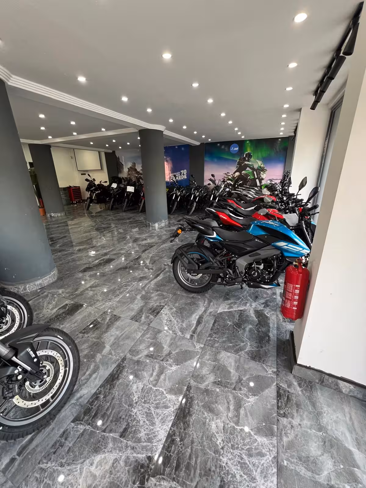 Sarp Motors Bajaj Yetkili Bayi — Motosiklet, Konak · fotoğraf 2