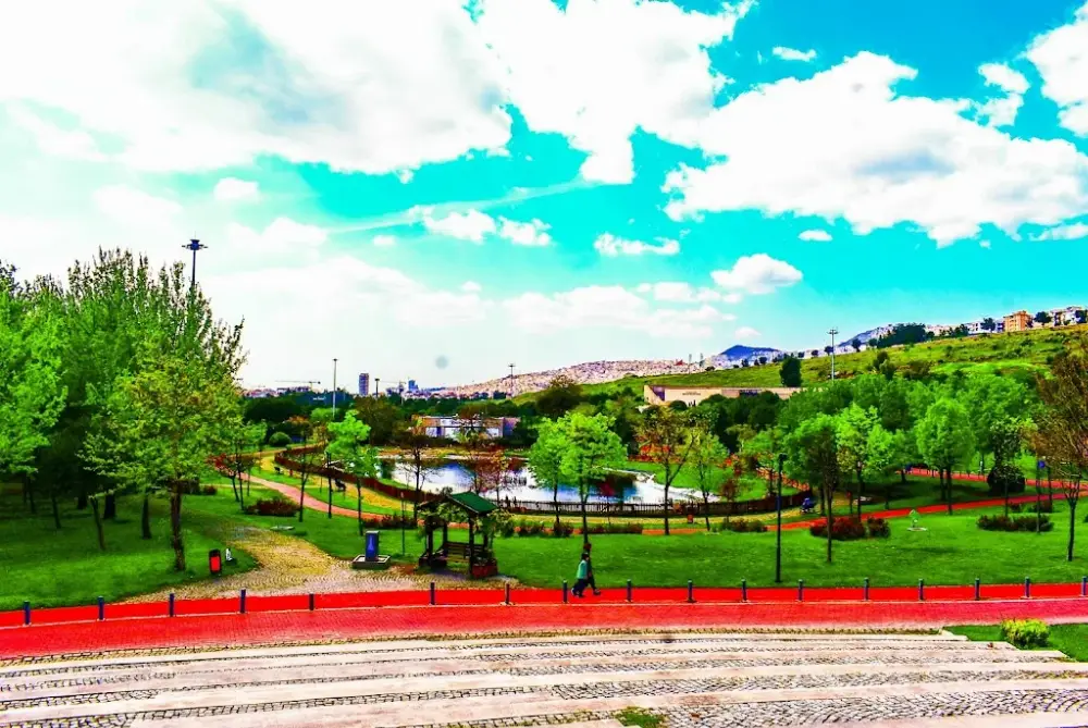 Aşık Veysel Rekreasyon Alanı — Yüzme Havuzları, Bornova · fotoğraf 2