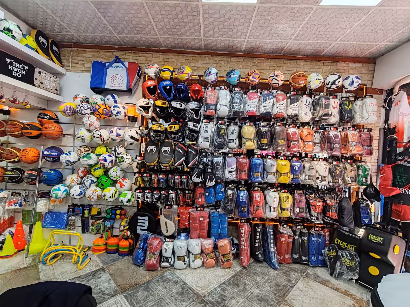 Barış Spor Malzemeleri — Spor Ekipman Mağazaları, Konak · fotoğraf 2