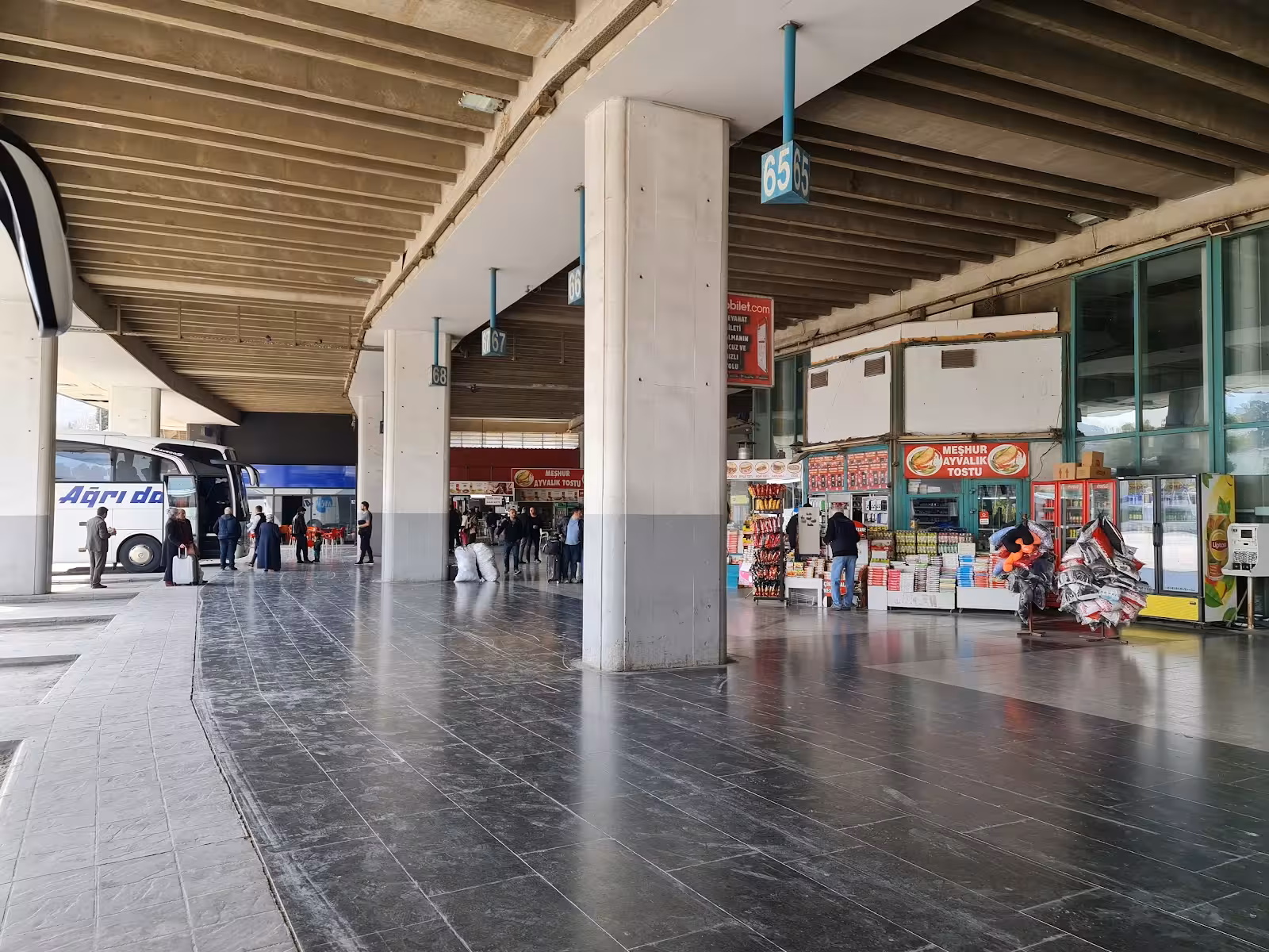 İZOTAŞ (İzmir Otobüs ve Terminal İşletmeleri A.Ş.) — Otobüs Terminalleri, Konak · fotoğraf 1
