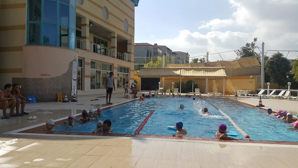 Buca Belediyesi Gençlik Ve Spor Kulübü — Yüzme Havuzları, Buca · fotoğraf 1