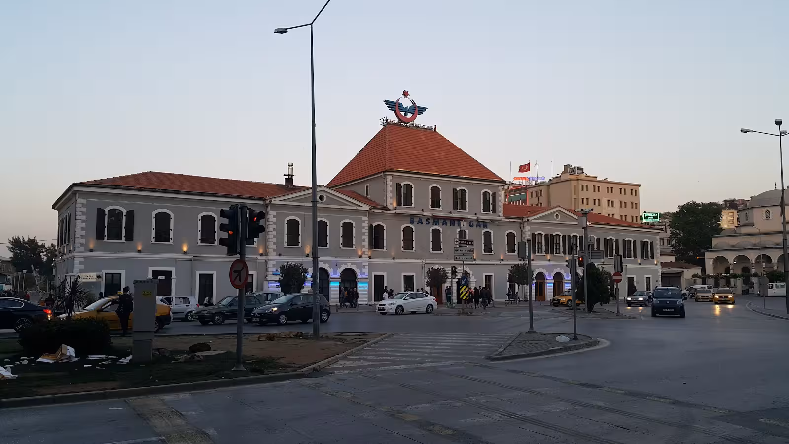 Tren İstasyonu — Tren İstasyonları, Karşıyaka · fotoğraf 1