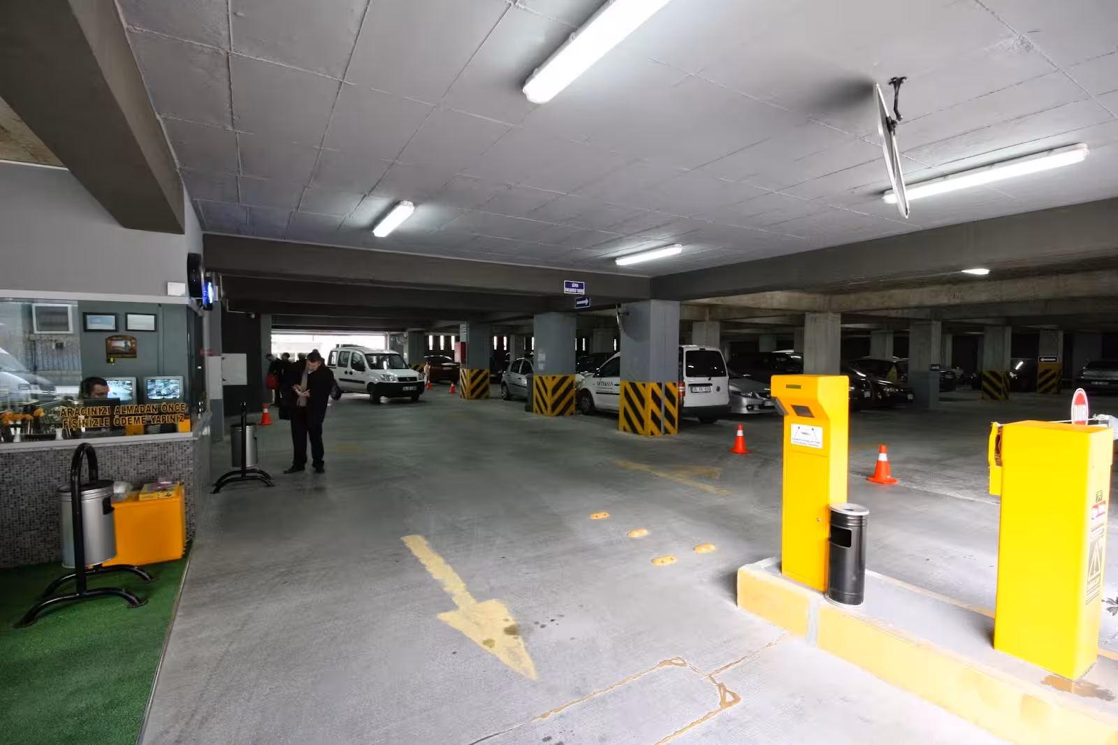 Susuzlu Katlı Otopark — Otoparklar, Konak · fotoğraf 1