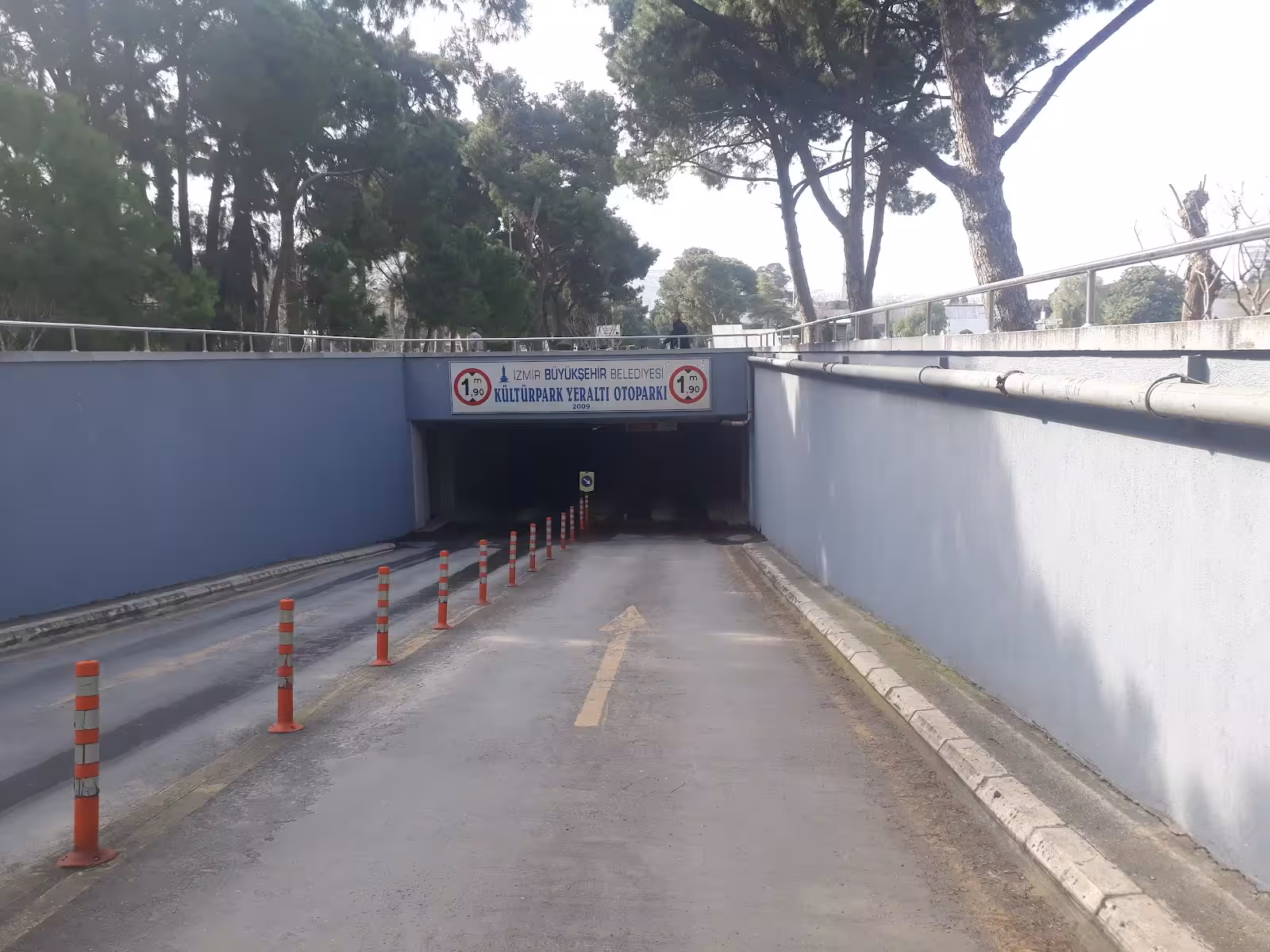 İZMİR BÜYÜKŞEHİR BELEDİYESİ İZELMAN A.Ş. Kültürpark Yeraltı Otoparkı — Otoparklar, Konak · fotoğraf 1