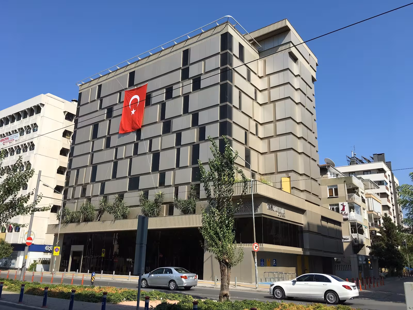 İZMİR BÜYÜKŞEHİR BELEDİYESİ İZELMAN A.Ş. Tam Otomatik Alsancak Otoparkı — Otoparklar, Konak · fotoğraf 3