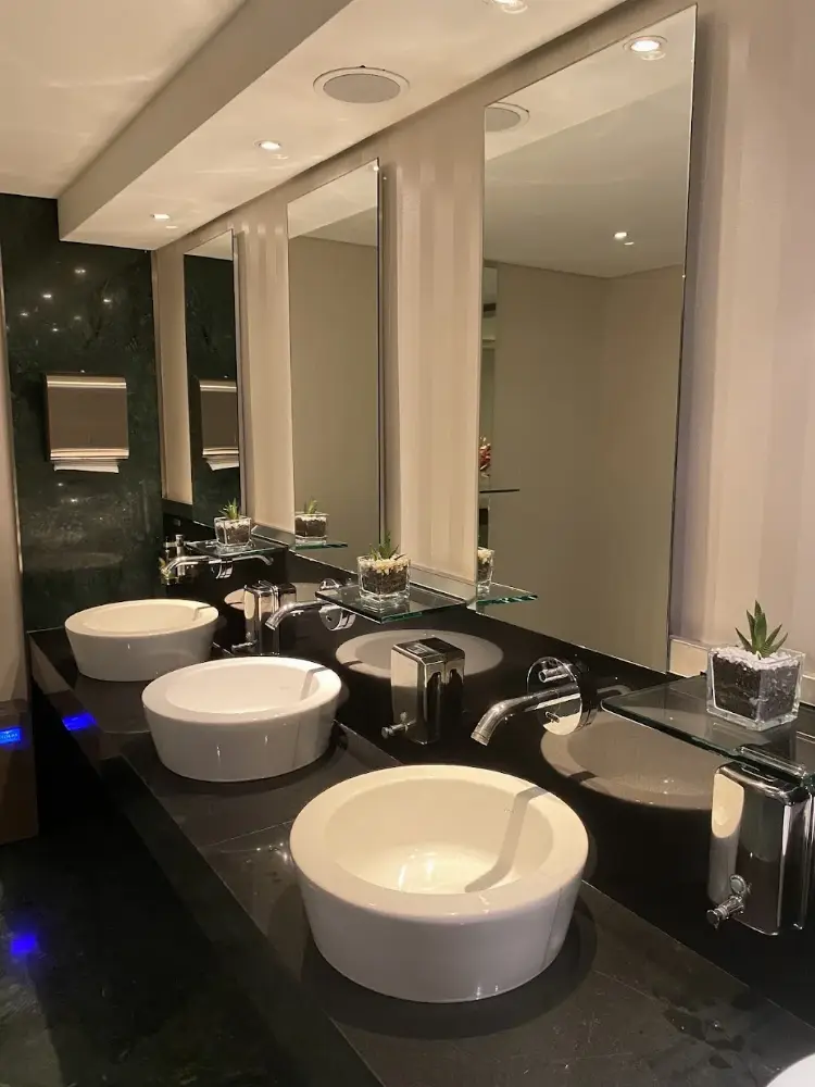 Swissôtel Büyük Efes İzmir — Yüzme Havuzları, Konak · fotoğraf 4