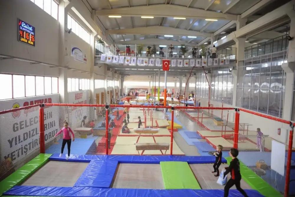 Şavkar Cimnastik Spor Kulübü — Yüzme Havuzları, Bornova · fotoğraf 2