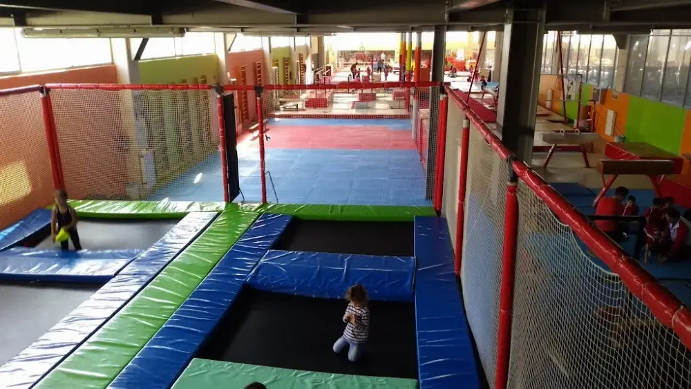 Şavkar Cimnastik Spor Kulübü — Yüzme Havuzları, Bornova · fotoğraf 3