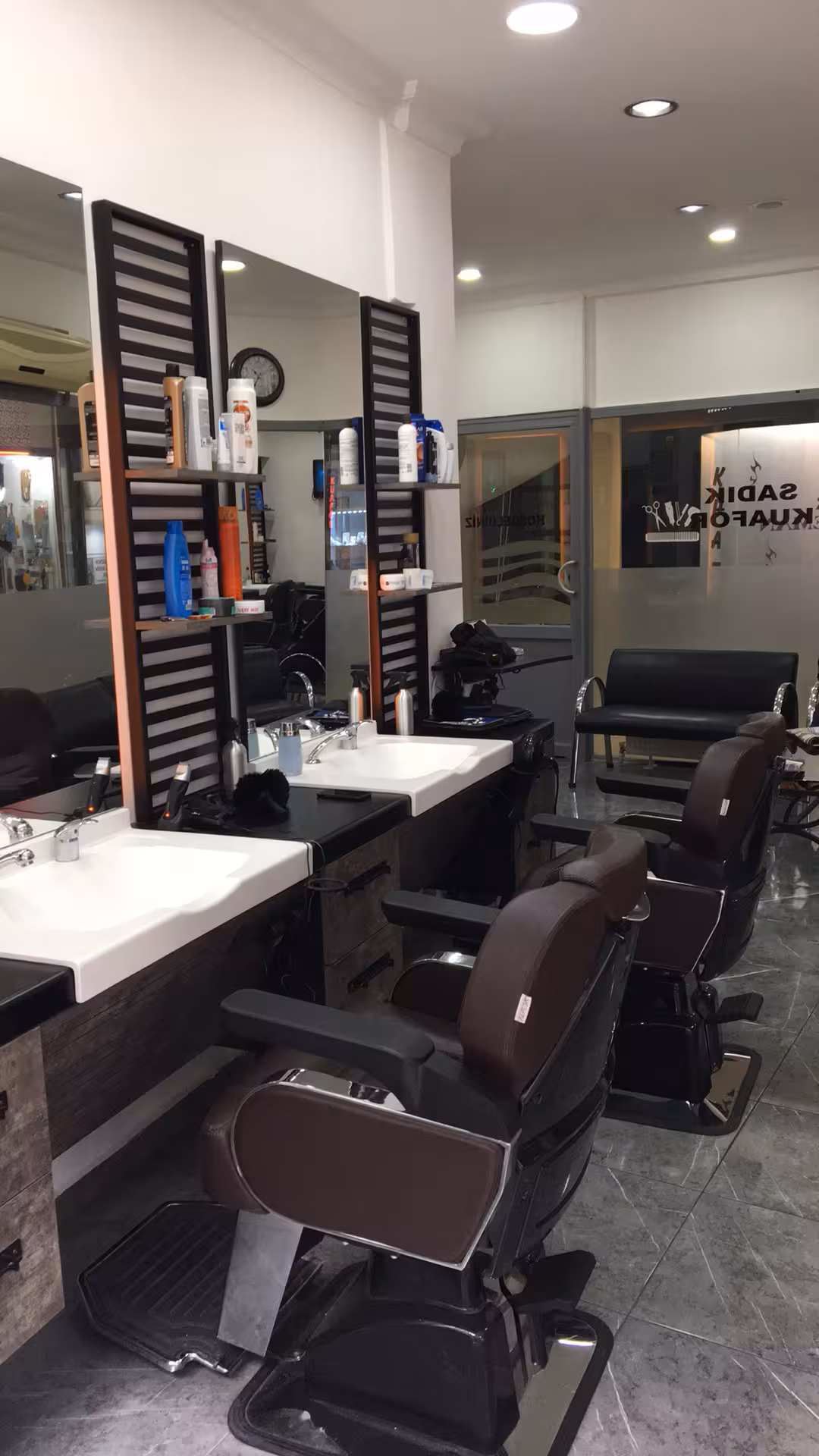 BERBER SADIK HAİR CLUB — Berberler, Kadıköy · fotoğraf 2