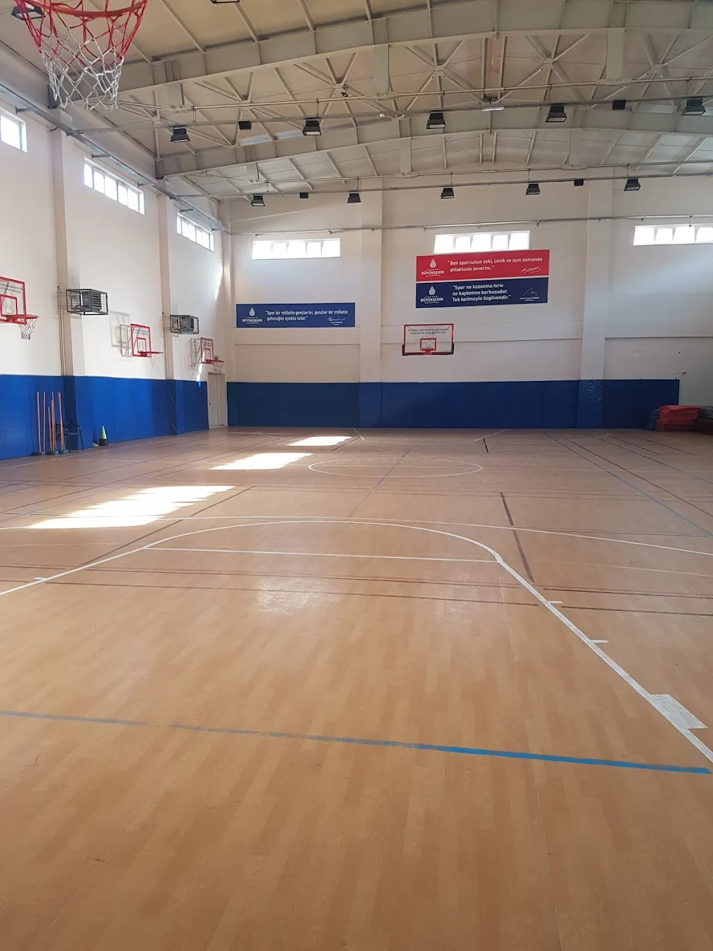 İSTANBUL BÜYÜKŞEHİR BELEDİYESİ GENCLİK VE SPOR MÜDÜRLÜĞÜ OKUL SPOR SALONU — Yüzme Havuzları, Ataşehir · fotoğraf 1