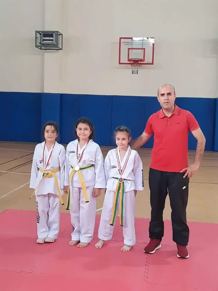 İSTANBUL BÜYÜKŞEHİR BELEDİYESİ GENCLİK VE SPOR MÜDÜRLÜĞÜ OKUL SPOR SALONU — Yüzme Havuzları, Ataşehir · fotoğraf 2