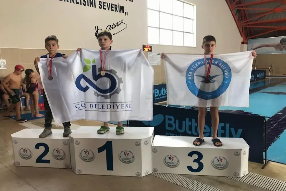 Yakacık Yüzme Havuzu Kartal - Ata Yüzme Kursu — Yüzme Havuzları, Kartal · fotoğraf 4