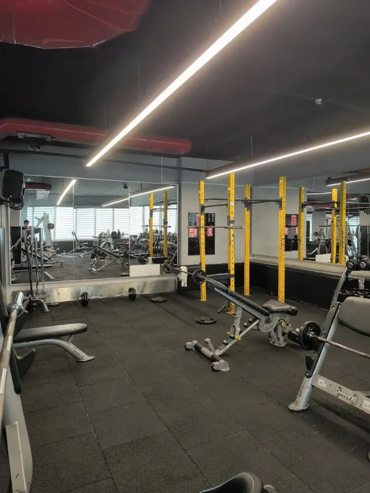 İBB Hamza Yerlikaya Spor Kompleksi — Yüzme Havuzları, Sultangazi · fotoğraf 4