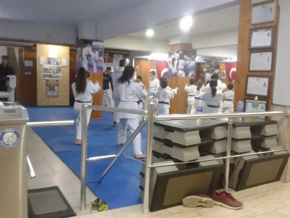 Tunçel Spor Kulübü — Yüzme Havuzları, Avcılar · fotoğraf 2