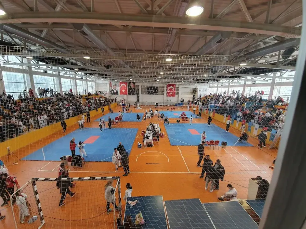 Kağıthane Belediyesi Yahya Kemal Spor Kompleksi — Yüzme Havuzları, Kağıthane · fotoğraf 2