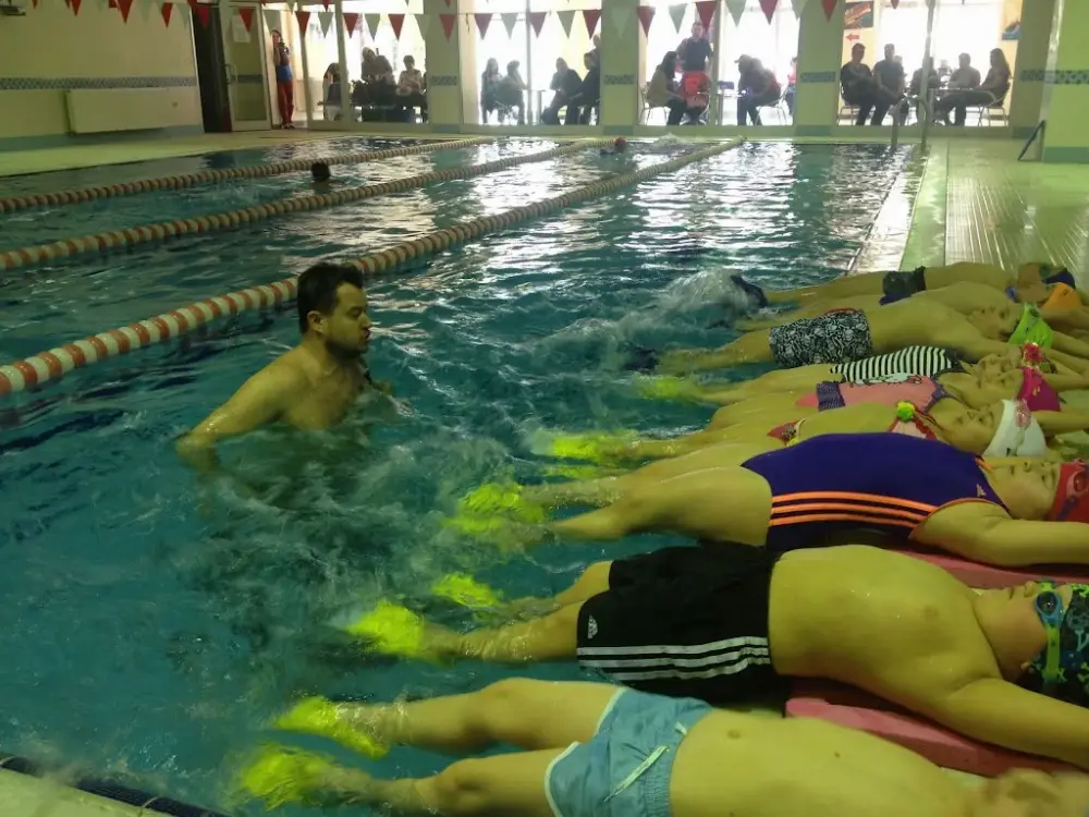 Akademi Yüzme Kursu / Swimming Coach — Yüzme Havuzları, Sarıyer · fotoğraf 2